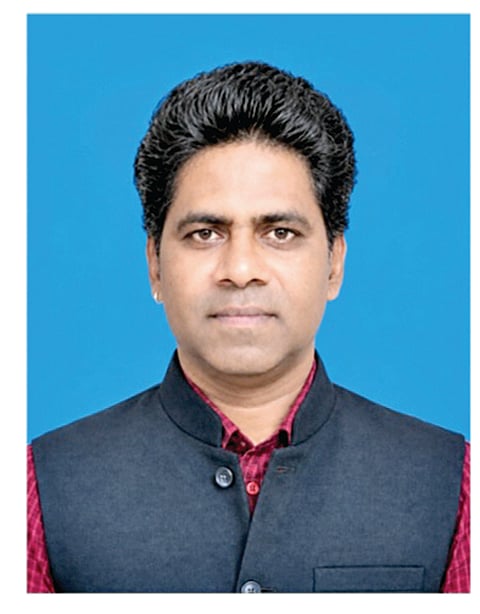 ಮಹಾಲಿಂಗಪುರ : ಮೈಸೂರು ದಸರಾ ಸ್ತಬ್ಧ ಚಿತ್ರಗಳನ್ನು ತಯಾರಿಸಲು ಬಾಗಲಕೋಟೆ ಜಿಲ್ಲೆಯರನ್ನು ಕಡೆಗಣಿಸಿ ಬೇರೆ ಜಿಲ್ಲೆಯ ಕಲಾವಿದರಿಗೆ ಮೈಸೂರು ದಸರಾ ನೋಡಲ್ ಅಧಿಕಾರಿ, ಗ್ರಾಮೀಣ ಕೈಗಾರಿಕಾ ಇಲಾಖೆ ಉಪ ನಿರ್ದೇಶಕ ಸಿದ್ಧರಾಯ ಬಳ್ಳೂರಗಿ ಅಣಿಯಾಗಿದ್ದಾರೆ ಎಂದು ಕರ್ನಾಟಕ ಜಾನಪದ ವಿಶ್ವವಿದ್ಯಾಲಯದ ಮಾಜಿ ಸಿಂಡಿಕೇಟ್ ಸದಸ್ಯ ಕಲಾವಿದ ಡಿ.ಕೆ. ರಂಗನಾಥ ಪ್ರಕಟಣೆ ಮೂಲಕ ಆರೋಪಿಸಿದ್ದಾರೆ.

 ಮೈಸೂರು ದಸರಾ ಉತ್ಸವದಲ್ಲಿ ಪ್ರದರ್ಶನಗೊಳ್ಳುವ ಬಾಗಲಕೋಟೆ ಜಿಲ್ಲೆಯ ಸ್ತಬ್ಧ  ಚಿತ್ರಗಳನ್ನು ತುರ್ತು ಸಮಯ ಸೇರಿ ಹೆಚ್ಚಿನ ಅನುದಾನ ಬಯಸದೆ ದಶಕ ಕಾಲದಿಂದ  ನಾವೇ ಕೆಲಸ ಮಾಡುತ್ತ ಬಂದಿದ್ದೇವೆ. ಆದರೆ, ಪ್ರಸ್ತುತ ವರ್ಷ ದಸರಾ ಉತ್ಸವಕ್ಕೆ ಅನ್ಯ ಜಿಲ್ಲೆ ಕಲಾವಿದರಿಗೆ ಸ್ತಬ್ಧ ಚಿತ್ರಗಳನ್ನು ತಯಾರಿಸಲು ಆಹ್ವಾನಿಸಿ, ಸ್ಥಳೀಯರಿಗೆ ಅವಮಾನ ಮಾಡಿದ್ದಾರೆ. ದಸರಾ ಸ್ತಬ್ಧ ಚಿತ್ರಗಳ ತಯಾರಿಕೆಯಲ್ಲಿ ಜಿಲ್ಲೆಯ ಕಲಾವಿದರಿಗೆ ಅವಕಾಶ ನೀಡಬೇಕೆಂದು ಕಲಾವಿದ ರಂಗನಾಥ ಸಚಿವ ವಿಜಯಾನಂದ ಕಾಶಪ್ಪನವರ ಮತ್ತು ಜಿಲ್ಲಾ ಪಂಚಾಯತಿಯವರಲ್ಲಿ ಮನವಿ ಮಾಡಿದ್ದಾರೆ.