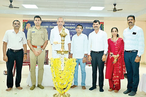 ಕೊಲ್ಲೂರು ಶ್ರೀ ಮೂಕಾಂಬಿಕಾ ದೇವಳದ ಸ್ವತಂತ್ರ ಪದವಿಪೂರ್ವ ಕಾಲೇಜಿನ ಮೈದಾನದಲ್ಲಿ ಉಡುಪಿ ಜಿಲ್ಲಾ ಮಟ್ಟದ ನೆಟ್‌ಬಾಲ್ ಪಂದ್ಯಾಟವನ್ನು ಆರಕ್ಷಕ ಠಾಣಾಧಿಕಾರಿ ವಿನಯ್ ಕೊರ್ಲಹಳ್ಳಿ ಉದ್ಘಾಟಿಸಿದರು. ದೇವಳ ವ್ಯವಸ್ಥಾಪನಾ ಸಮಿತಿ ಅಧ್ಯಕ್ಷ ಕೆ.ಬಾಬು ಶೆಟ್ಟಿ, ಸಂಸ್ಥೆಯ ಪ್ರಾಂಶುಪಾಲ ಗೋಪಾಲಕಷ್ಣ ಜಿ.ಬಿ. ಇದ್ದರು.