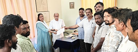 ಬಪ್ಪನಾಡು ದ್ವಾರ ಸ್ಥಳಾಂತರ ಕಾಮಗಾರಿ ತುರ್ತಾಗಿ ನಡೆಸಲು ಭಕ್ತ ಸಮಿತಿ ದೇವಸ್ಥಾನ ಮೊಕ್ತೇಸರ ದುಗ್ಗಣ್ಣ ಸಾವಂತ ಅರಸರಿಗೆ ಮನವಿ ಸಲ್ಲಿಸಿದರು. ದೇವಸ್ಥಾನದ ಕಾರ್ಯನಿರ್ವಹಣಾಧಿಕಾರಿ ಶ್ವೇತಾ ಪಳ್ಳಿ, ಭಕ್ತ ವೃಂದದ ಪದಾಧಿಕಾರಿಗಳು ಉಪಸ್ಥಿತರಿದ್ದರು.