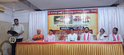 ಗುರುಪುರ ಶ್ರೀ ನೀಲಕಂಠೇಶ್ವರ ದೇವಸ್ಥಾನ ಶ್ರೀ ಜಂಗಮ ಸಂಸ್ಥಾನ ಮಠ ಜೀರ್ಣೋದ್ಧಾರ ಮುಂಬೈ ಸಮಿತಿಯ ಸಮಾಲೋಚನಾ ಸಭೆ ನಡೆಯಿತು. ಶಾಸಕ ಡಾ.ಭರತ್ ಶೆಟ್ಟಿ, ಧರ್ಮಪಾಲ ದೇವಾಡಿಗ, ತೋನ್ಸೆ ಜಯ ಕೃಷ್ಣ ಎ.ಶೆಟ್ಟಿ, ರಾಜೇಶ್ ಭಟ್ ಇದ್ದರು.