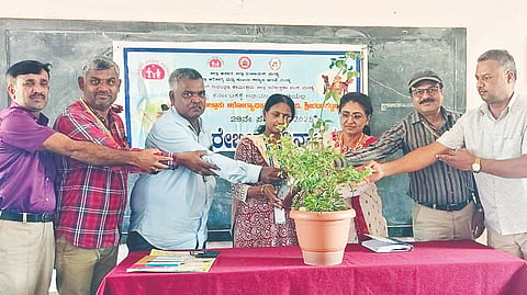 ಕೆ.ಆರ್.ಸಾಗರದ ಸರ್ಕಾರಿ ಪದವಿ ಪೂರ್ವ ಕಾಲೇಜಿನಲ್ಲಿ ಆಯೋಜಿಸಿದ್ದ ಕಾರ್ಯಕ್ರಮವನ್ನು ಗಣ್ಯರು ಉದ್ಘಾಟಿಸಿದರು.  ಡಾ.ಎನ್.ಆರ್.ಚೇತನಾ, ಡಾ.ಪ್ರಫುಲ್ಲಾ,ಜಿ.ಮೋಹನ್, ಟಿ.ಬಿ.ಜಯರಾಮ್,  ಚಂದ್ರು ಇದ್ದರು.