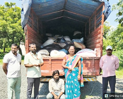 ಆಳಂದ ಚೆಕ್​ ಪೋಸ್ಟ್​ ಹತ್ತಿರ ಅಕ್ರಮವಾಗಿ ಸಾಗಿಸುತ್ತಿದ್ದ ಪಡಿತರ ಅಕ್ಕಿಯನ್ನು ಆಹಾರ ಇಲಾಖೆ ಅಧಿಕಾರಿಗಳು ಜಪ್ತಿ ಮಾಡಿಕೊಂಡರು.