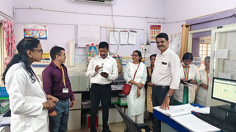 ಕಡೂರು ಸಾರ್ವಜನಿಕ ಆಸ್ಪತ್ರೆ ಪ್ರಯೋಗಾಲಯದ ಕೊಠಡಿಯಲ್ಲಿ ಸಿಬ್ಬಂದಿ ಕಾರ್ಯವೈಖರಿಯನ್ನು ಡಿಎಚ್‌ಒ ಡಾ. ಮಂಜುನಾಥ್  ಪರಿಶೀಲಿಸಿದರು. ಡಾ. ಉಮೇಶ್, ಡಾ. ಚಂದಾ, ರವಿನಾಯ್ಕ ಇತರರಿದ್ದರು. 