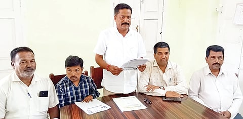 ನಗರ ಪ್ರವಾಸಿ ಮಂದಿರದಲ್ಲಿ ಆಯೋಜಿಸಿದ್ದ ಪದಾಧಿಕಾರಿಗಳ ಸಭೆ ವೇಳೆ ಸಂಸ್ಥೆಯ ಸಂಸ್ಥಾಪಕ ಅಧ್ಯಕ್ಷ ಹುಲಿಗೆರೆಪುರ ಮಹದೇವು ಮಾತನಾಡಿದರು. ಮಹೇಶ್, ರಾಜೇಶ್, ಎ.ಕೃಷ್ಣಪ್ಪ, ಎಚ್.ಪಿ.ಶ್ರೀಧರ್ ಇದ್ದರು.