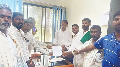 ಕೊಪ್ಪಳದಲ್ಲಿ ಅಬಕಾರಿ ಇಲಾಖೆ ಅಧಿಕಾರಿಗೆ ಗೌರಿಪುರ ಗ್ರಾಮಸ್ಥರು ಸೋಮವಾರ ಮನವಿ ಸಲ್ಲಿಸಿದರು. ಪ್ರಮುಖರಾದ ಸಣ್ಣ ಹನುಮಂತ, ಗ್ಯಾನಪ್ಪ ಬಿಳೆಬಾವಿ, ಕೃಷ್ಣ ಭೋವಿ, ಗ್ಯಾನಪ್ಪ ಜೀರಾಳ ಇತರರಿದ್ದರು.