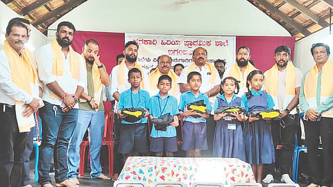 ಬಗಂಬಿಲ ಸರ್ಕಾರಿ ಹಿರಿಯ ಪ್ರಾಥಮಿಕ ಶಾಲಾ ಮಕ್ಕಳಿಗೆ ಸಮವಸ್ತ್ರ ವಿತರಿಸಲಾಯಿತು. ಸಮಾಜಸೇವಕ ನೆಲ್ಸನ್ ಬಗಂಬಿಲ, ಮಂಗಳೂರು ಅಭಿವೃದ್ಧಿ ಪ್ರಾಧಿಕಾರ ನಿಕಟಪೂರ್ವ ಅಧ್ಯಕ್ಷ ಸದಾಶಿವ ಉಳ್ಳಾಲ್, ಉಳ್ಳಾಲ ಬ್ಲಾಕ್ ಕಾಂಗ್ರೆಸ್ ಅಧ್ಯಕ್ಷ ರಮೇಶ್ ಶೆಟ್ಟಿ ಬೋಳಿಯಾರ್, ಸೋಮೇಶ್ವರ ಪುರಸಭೆಯ ಸದಸ್ಯ ಪುರುಷೋತ್ತಮ್ ಶೆಟ್ಟಿ ಪಿಲಾರು ಇನ್ನಿತರರು ಉಪಸ್ಥಿತರಿದ್ದರು.
