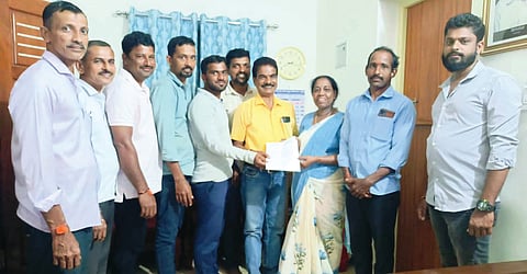 ಹೊಂಡಮಯ ಗೋಳಿತ್ತಡಿ-ತ್ರಿವೇಣಿಸರ್ಕಲ್-ಕುದುಲೂರು-ಏಣಿತಡ್ಕ ಸಂಪರ್ಕ ರಸ್ತೆ ದುರಸ್ತಿಪಡಿಸಿಕೊಡಬೇಕೆಂದು ಶಾಸಕಿ ಭಾಗೀರಥಿ ಮುರುಳ್ಯ ಅವರಿಗೆ ಮನವಿ ನೀಡಲಾಯಿತು. ಸುಂದರ ನಾಯ್ಕ ಚೆಕ್ಕಿತಡ್ಕ, ಭವಾನಿಶಂಕರ ಗೌಡ ಪರಂಗಾಜೆ ಮೊದಲಾದವರಿದ್ದರು.