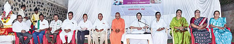 ಬಸವಕಲ್ಯಾಣದ ಹರಳಯ್ಯನವರ ಗವಿಯಲ್ಲಿ ಭಾನುವಾರ ಸಂಜೆ ಕರೆದಿದ್ದ ಶರಣು ಶರಣಾರ್ಥಿ ಸಮಾವೇಶ ಹಾಗೂ ಶರಣ ವಿಜಯೋತ್ಸವ ನಾಡಹಬ್ಬ ಹುತಾತ್ಮ ದಿನಾಚರಣೆಯ ಪೂರ್ವಭಾವಿ ಸಭೆಯಲ್ಲಿ ಪೂಜ್ಯ ಡಾ.ಗಂಗಾಬಿಕಾ ಅಕ್ಕ ಮಾತನಾಡಿದರು. ಶ್ರೀ ಶಿವಾನಂದ ಸ್ವಾಮೀಜಿ ಇತರರಿದ್ದರು.