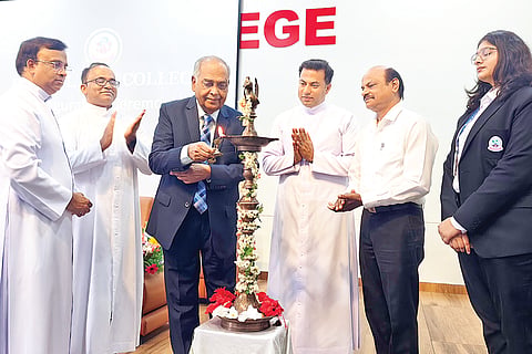ಕೆ.ಆರ್.ಸಾಗರದ ಬಸ್ತಿಪುರ ಗ್ರಾಮದ ಬಳಿ ಇರುವ ಡಿ ಪಾಲ್ ಕಾನೂನು ಕಾಲೇಜು ಸಮುಚ್ಚಯವನ್ನು ಸುಪ್ರೀಂ ಕೋರ್ಟ್ ನಿವೃತ್ತ ನ್ಯಾಯಮೂರ್ತಿ ಸಿರಿಯಾಕ್ ಜೋಸೆಫ್ ಸೋಮವಾರ ಉದ್ಘಾಟಿಸಿದರು. ಸಿ.ಎಂ. ವರ್ಗೀಸ್ ಪಯ್ಯಪಿಳ್ಳೈ, ರೆ. ಡಾ. ಬೈಜು ಅಂಟನಿ, ರೆ. ಅನೀಶ್ ಕ್ಷೇವಿಯರ್, ನಾಗೇಂದ್ರ, ರೆ. ಫಾದರ್ ಪಾಲ್ ಪರಕ್ಕಳ್, ಉಪಪ್ರಾಂಶುಪಾಲೆ ಡಾ. ಕೆ.ಜಿ.ಲಿಸಿ ಇದ್ದರು.  

