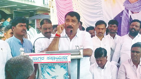 ಲಿಂಗಸುಗೂರಿನಲ್ಲಿ  ಕಾಂಗ್ರೆಸ್ ಕಾರ್ಯಕರ್ತರು, ಅಹಿಂದ್, ವಾಲ್ಮೀಕಿ ಸಮಾಜ, ಸತೀಶ ಜಾರಕಿಹೊಳಿ ಅಭಿಮಾನಿಗಳು ಹಮ್ಮಿಕೊಂಡಿದ್ದ ಬಹಿರಂಗ ಸಭೆಯಲ್ಲಿ ಎಂಎಲ್‌ಸಿ ಶರಣಗೌಡ ಪಾಟೀಲ ಬಯ್ಯಪುರ ಮಾತನಾಡಿದರು. ಪ್ರಮುಖರಾದ ಪಾಮಯ್ಯ ಮುರಾರಿ, ಭೂಪನಗೌಡ ಪಾಟೀಲ, ಅಮರಗುಂಡಪ್ಪ ಮೇಟಿ, ಆದೇಶ ನಾಯಕ ಇತರರಿದ್ದರು.