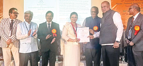 ಕೋಲ್ಕತದಲ್ಲಿ ಇತ್ತೀಚೆಗೆ ನಡೆದ ಐಇಟಿಇ ಸಮಾವೇಶದಲ್ಲಿ ಡಾ.ಶರಣಬಸವಪ್ಪ ಅಪ್ಪ ಪ್ರಶಸ್ತಿಯನ್ನು ಡಾ.ಶ್ರೀಪರ್ಣಾ ಸಾಹಾ ಅವರಿಗೆ ಶರಣಬಸವೇಶ್ವರ ವಿದ್ಯಾವರ್ಧಕ ಸಂದ ಕಾರ್ಯದರ್ಶಿ ಬಸವರಾಜ ದೇಶಮುಖ ಪ್ರದಾನ ಮಾಡಿದರು. ಪ್ರೊ.ಸಂಜೀವಕುಮಾರ ರುವಂಶಿ, ಡಾ.ಸಿಮ್ರನ್​ಜಿತ್​ಸಿಂಗ್​ ಇತರರಿದ್ದರು.