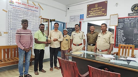 ಕೊಪ್ಪ ಪೊಲೀಸ್ ಠಾಣೆಯಲ್ಲಿ ಕೃಷ್ಣಮೂರ್ತಿಗೆ ವಿಜಯಕುಮಾರ್ ಹಸ್ತಾಂತರಿಸಿದರು. ಎಎಸ್‌ಐ ಮಹೇಶ್, ಗುರುಮೂರ್ತಿ, ರವಿ ಶೆಟ್ಟಿ ಇತರರಿದ್ದರು.
