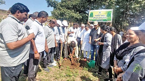ಬಾದಾಮಿ: ಹವಾಮಾನ ವೈಪರೀತ್ಯ, ಬರಗಾಲ ಹಾಗೂ ಪರಿಸರ ಅಸಮತೋಲನದಂತ ಸಮಸ್ಯೆಗಳನ್ನು ತಡೆಯಲು ಹಸಿರೀಕರಣವೇ ಪ್ರಮುಖ ಪರಿಹಾರ. ಪ್ರತಿಯೊಬ್ಬ ನಾಗರಿಕರೂ ಕನಿಷ್ಠ ಒಂದು ಗಿಡವನ್ನು ನೆಟ್ಟು ಅದನ್ನು ಪೋಷಿಸುವ ಮೂಲಕ ಪರಿಸರ ಸಂರಕ್ಷಣೆಗೆ ಕೈಜೋಡಿಸಬೇಕು ಎಂದು ಮಾಜಿ ಶಾಸಕ ಎಂ.ಕೆ. ಪಟ್ಟಣಶೆಟ್ಟಿ ಕರೆ ನೀಡಿದರು.

ತಾಲೂಕಿನ ಸುಕ್ಷೇತ್ರ ದಕ್ಷಿಣ ಕಾಶಿ ಎಂದೇ ಪ್ರಸಿದ್ಧವಾಗಿರುವ ಹಳೆ ಮಹಾಕೂಟ ಪ್ರದೇಶದಲ್ಲಿ ಪ್ರಾದೇಶಿಕ ಅರಣ್ಯ ಇಲಾಖೆ, ನಿಸರ್ಗ ಬಳಗ ಪರಿಸರ ವೇದಿಕೆ ಹಾಗೂ ಮಹಾಕೂಟ ಟ್ರಸ್ಟ್ ಅವರ ಸಂಯುಕ್ತಾಶ್ರಯದಲ್ಲಿ ಜ್ಯೂಸ್ ಬಿಲ್ವಪತ್ರೆ ಸಸಿಗಳನ್ನು ನೆಡುವ ಮೂಲಕ ಪತ್ರಿವನ ನಿರ್ಮಾಣ ಕಾರ್ಯಕ್ಕೆ ಚಾಲನೆ ನೀಡಿ ಅವರು ಮಾತನಾಡಿದರು.

ನಿಸರ್ಗ ಬಳಗ ಪರಿಸರ ವೇದಿಕೆ ಅಧ್ಯಕ್ಷ ಹಾಗೂ ರಾಜ್ಯೋತ್ಸವ ಪ್ರಶಸ್ತಿ ಪುರಸ್ಕೃತ ನಿವೃತ್ತ ಉಪನ್ಯಾಸಕ ಎಸ್.ಎಚ್. ವಾಸನ ಮಾತನಾಡಿ, ರೈತರು ಮಳೆ ಆಶ್ರಿತ ಹಾಗೂ ನೀರಾವರಿ ಜಮೀನುಗಳಲ್ಲಿ ಬಿಲ್ವಪತ್ರೆ ಬೆಳೆಯಲು ಮುಂದಾಗಬೇಕು. ಉತ್ತಮ ಗುಣಮಟ್ಟದ ಬಿಲ್ವಪತ್ರೆ ಸಸಿಗಳು ಬಾಗಲಕೋಟೆ ತೋಟಗಾರಿಕೆ ವಿಶ್ವವಿದ್ಯಾಲಯದಲ್ಲಿ ಲಭ್ಯವಿದ್ದು, ಆಸಕ್ತ ರೈತರು ಅದರ ಪ್ರಯೋಜನ ಪಡೆಯಬಹುದು ಎಂದು ತಿಳಿಸಿದರು.

ಮಹಾಕೂಟ ಟ್ರಸ್ಟ್ ಅಧ್ಯಕ್ಷ ಕುಮಾರಗೌಡ ಜನಾಲಿ ಮಾತನಾಡಿ, ಪತ್ರಿವನ ನಿರ್ಮಾಣಕ್ಕೆ ತಂತಿ ಬೇಲಿ ನಿರ್ಮಿಸಿ ವಿಶೇಷ ಆಸಕ್ತಿ ತೋರಿಸಿ ಅಗತ್ಯ ಸೌಲಭ್ಯಗಳನ್ನು ಕಲ್ಪಿಸಿದ ನಿಸರ್ಗ ಬಳಗದ ಸದಸ್ಯರು ಕಾರ್ಯ ಶ್ಲಾಘನೀಯ. ಮುಂದಿನ ದಿನಗಳಲ್ಲಿ ಮಹಾಕೂಟ ಪ್ರದೇಶವನ್ನು ಹಸಿರು ಪರಿಸರದ ಮಾದರಿ ತಾಣವನ್ನಾಗಿ ರೂಪಿಸುವ ಗುರಿಯನ್ನು ಹೊಂದಲಾಗಿದೆ ಎಂದು ತಿಳಿಸಿದರು.

ಪ್ರಾದೇಶಿಕ ಅರಣ್ಯ ಇಲಾಖೆ ಅಧಿಕಾರಿ ರಂಗನಾಥ ಹೊಸಮನಿ ಹಾಗೂ ಸಿಬ್ಬಂದಿ, ಮಹಾಕೂಟ ಟ್ರಸ್ಟ್ ಪದಾಧಿಕಾರಿಗಳು, ಸಾರ್ವಜನಿಕರು ಭಾಗವಹಿಸಿದ್ದರು.
