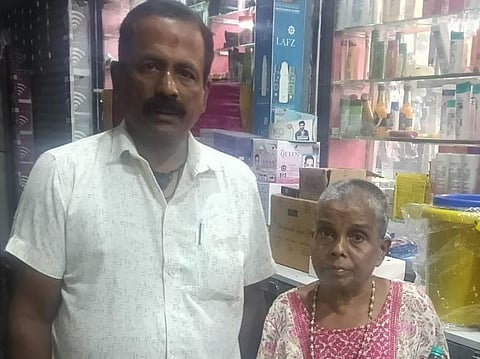 ಆಶ್ರಯ ಹುಡುಕುತ್ತ ಉಡುಪಿ ಬಸ್​ ನಿಲ್ದಾಣದಲ್ಲಿ ತಂಗಿದ್ದ ಯಲ್ಲಾಪುರದ ಮಹಿಳೆಯನ್ನು ರಸಿದ ವಿಶು ಶೆಟ್ಟಿ ಅಂಬಲಪಾಡಿ ಸಖಿ ಸೆಂಟರ್​ಗೆ ದಾಖಲಿಸಿದರು.