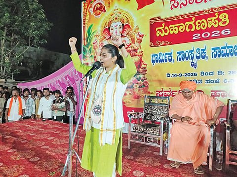 ಶಹಾಪುರ ನಗರದ ಹಿಂದೂ ಮಹಾಗಣಪತಿ ಉತ್ಸವ ಸಮಿತಿಯಿಂದ ಭಾನುವಾರ ರಾತ್ರಿ ಹಮ್ಮಿಕೊಂಡ ಕಾರ್ಯಕ್ರಮದಲ್ಲಿ ಕುಮಾರಿ ವಾಗ್ಮೀ ಹಾರಿಕಾ ಮಂಜುನಾಥ ಮಾತನಾಡಿದರು. ಕುಂಬಾರಗೇರಿ ಹಿರೇಮಠದ ಸೂಗೂರೇಶ್ವರ ಶಿವಾಚಾರ್ಯ, ಕರಣ ಸುಬೇದಾರ, ನಿಂಗಣ್ಣ ಯಡ್ರಾಮಿ ಇತರರಿದ್ದರು.
