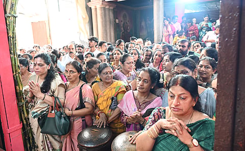 ಶರವು ದೇವಳಕ್ಕೆ ಹೆಚ್ಚಿನ ಸಂಖ್ಯೆಯಲ್ಲಿ ಭಕ್ತರು ಆಗಮಿಸಿದ್ದರು.