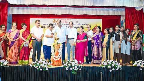 ಉಡುಪಿಯ ಪುರಭವನದಲ್ಲಿ ಅಜ್ಜರಕಾಡು ಸರ್ಕಾರಿ ಮಹಿಳಾ ಪ್ರಥಮ ದರ್ಜೆ ಕಾಲೇಜ್​ನ ಪ್ರತಿಭಾ ಕಾರ್ಯಕ್ರಮ ವಿದ್ಯಾರ್ಥಿ ಸಂಘವನ್ನು ಡಾ. ಜಿ.ಶಂಕರ್​ ಉದ್ಘಾಟಿಸಿದರು. ಯಶ್​ಪಾಲ್​ ಸುವರ್ಣ, ಹರಿಪ್ರಸಾದ್​ ರೈ, ವಿದ್ಯಾ ಭಟ್​, ಪ್ರೊ.ನಿಕೇತನಾ, ಪ್ರೊ.ರಾಜೇಂದ್ರ ಕೆ., ಪ್ರೊ.ಶ್ರೀಮತಿ ಅಡಿಗ ಇತರರಿದ್ದರು.