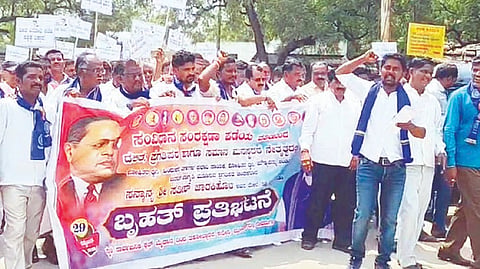 ದೇವದುರ್ಗದಲ್ಲಿ ಸಂವಿಧಾನ ಸಂರಕ್ಷಣೆ ಪಡೆಯಿಂದ ಪ್ರತಿಭಟನೆ ನಡೆಯಿತು. ತಾಲೂಕು ಸಂಚಾಲಕ ವಿಶ್ವನಾಥ ಬಲ್ಲಿದವ್, ಮುಖಂಡರಾದ ಶರಣಗೌಡ ಗೌರಂಪೇಟೆ, ಹನುಮಂತ ದೊರೆ, ಹನುಮಂತ ಮನ್ನಾಪುರ, ವಾಸುದೇವ ನಾಯಕ ವಕೀಲ, ಬಾಬು ಗೌರಂಪೇಟೆ, ರಂಗನಾಥ, ಜಯರಾಜ್ ಇತರರಿದ್ದರು.