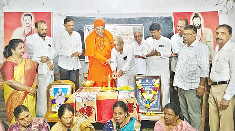 ಕಡೂರಲ್ಲಿ ಏರ್ಪಡಿಸಿದ್ದ ಶರಣರ ಬೆಳದಿಂಗಳು ಕಾರ್ಯಕ್ರಮವನ್ನು ಸಿ.ಎನ್.ಶೇಖರಪ್ಪ ಉದ್ಘಾಟಿಸಿದರು. ಶ್ರೀ ಜ್ಞಾನಪ್ರಭು ಸಿದ್ದರಾಮ ದೇಶಿಕೇಂದ್ರ ಸ್ವಾಮೀಜಿ, ಕೆ.ಎನ್.ಬೊಮ್ಮಣ್ಣ, ವಿರೂಪಾಕ್ಷಪ್ಪ ಮತ್ತಿತರರಿದ್ದರು.