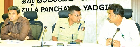 ಯಾದಗಿರಿಯಲ್ಲಿ ಮಂಗಳವಾರ ಕರೆದಿದ್ದ ಸಭೆಯಲ್ಲಿ ಜಿಲ್ಲಾಧಿಕಾರಿ ರಾಹುಲ್​ ಪಾಂಡ್ವೆ ಮಾತನಾಡಿದರು. ಎಸ್​ಪಿ ಪೃಥ್ವಿಕ್​ ಶಂಕರ್​ ಇತರರಿದ್ದರು.