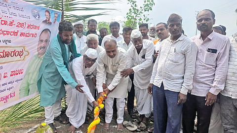 ದೇವರಹಿಪ್ಪರಗಿ: ಸರ್ಕಾರ ಒದಗಿಸಿರುವ ಅನುದಾನ ಉಪಯೋಗಿಸಿ ಮತಕ್ಷೇತ್ರದ ಸಮಗ್ರ ಅಭಿವೃದ್ಧಿಗೆ ಆದ್ಯತೆ ನೀಡಿ, ಸಾರ್ವಜನಿಕರ ಸಹಕಾರದಿಂದ ಅಭಿವೃದ್ಧಿ ಮಾಡುತ್ತಿದ್ದೇನೆ ಎಂದು ಶಾಸಕ ರಾಜುಗೌಡ ಪಾಟೀಲ ಕುದರಿಸಾಲವಾಡಗಿ ಹೇಳಿದರು.

ಪಟ್ಟಣದಲ್ಲಿ ಮಂಗಳವಾರ ಅಂದಾಜು 150 ಲಕ್ಷ ರೂ., ಮೊತ್ತದ ದೇವರಹಿಪ್ಪರಗಿ ಕ್ರಾಸ್‌ನಿಂದ ರಾಷ್ಟ್ರೀಯ ಹೆದ್ದಾರಿ-218ರ ಮೂಲಕ ಹರನಾಳ ಗ್ರಾಮಕ್ಕೆ ಸಂಪರ್ಕ ಕಲ್ಪಿಸುವ ರಸ್ತೆ ಸುಧಾರಣೆ ಕಾಮಗಾರಿಗೆ ಭೂಮಿಪೂಜೆ ನೆರವೇರಿಸಿ ಮಾತನಾಡಿದ ಅವರು, ಈ ರಸ್ತೆ ಸುಧಾರಣೆಯಿಂದ ದೇವರಹಿಪ್ಪರಗಿ ಹಾಗೂ ಹರನಾಳ ಸೇರಿ ಸುತ್ತಮುತ್ತಲಿನ ಗ್ರಾಮಗಳ ಜನರ ಸಂಚಾರಕ್ಕೆ ಅನುಕೂಲವಾಗಲಿದೆ ಎಂದರು.

ಪಟ್ಟಣದ ಮಲ್ಲಯ್ಯ ದೇವರ ದೇವಸ್ಥಾನದ ಹತ್ತಿರದ ಹಳ್ಳಕ್ಕೆ ಬ್ರಿಡ್ಜ್ ಹಾಗೂ ತಡೆಗೋಡೆ ನಿರ್ಮಾಣ ಕಾಮಗಾರಿಗೆ 45 ಲಕ್ಷ ರೂ. ಅಂದಾಜು ವೆಚ್ಚ ನಿಗದಿಪಡಿಸಲಾಗಿದ್ದು, ಮಳೆಗಾಲದಲ್ಲಿ ನೀರು ಹರಿಯುವ ಸಂದರ್ಭದಲ್ಲಿ ಸಾರ್ವಜನಿಕರಿಗೆ ಉಂಟಾಗುವ ತೊಂದರೆಗಳನ್ನು ಕಡಿಮೆ ಮಾಡಬಹುದಾಗಿದೆ. 

2024-25ನೇ ಸಾಲಿನ ಮುಖ್ಯಮಂತ್ರಿಯವರ ಅಭಿವೃದ್ಧಿ ಯೋಜನೆಯಡಿ ಪಟ್ಟಣದ ಶಾದಿಮಹಲ್ ಬಳಿ ಸಮುದಾಯ ಭವನ ನಿರ್ಮಾಣ ಕಾಮಗಾರಿಗೆ 10 ಲಕ್ಷ ರೂ. ಹಾಗೂ ವೀರಭದ್ರೇಶ್ವರ ದೇವಸ್ಥಾನದ ಹತ್ತಿರ ಸಮುದಾಯ ಭವನ ನಿರ್ಮಾಣ ಕಾಮಗಾರಿಗೆ 10 ಲಕ್ಷ ರೂ. ಅನುದಾನ ನಿಗದಿಪಡಿಸಿಲಾಗಿದ್ದು, ಪಟ್ಟಣ ಹಾಗೂ ಗ್ರಾಮೀಣ ಭಾಗಗಳ ಮೂಲಸೌಕರ್ಯ ಅಭಿವೃದ್ಧಿಗೆ ಇದರಿಂದ ಮತ್ತಷ್ಟು ವೇಗ ಸಿಗುವ ನಿರೀಕ್ಷೆಯಿದೆ. ಮತಕ್ಷೇತ್ರದ ಜನರ ಅಗತ್ಯಗಳನ್ನು ಗಮನದಲ್ಲಿಟ್ಟುಕೊಂಡು ವಿವಿಧ ಅಭಿವೃದ್ಧಿ ಕಾಮಗಾರಿಗಳನ್ನು ಕೈಗೆತ್ತಿಕೊಳ್ಳಲಾಗುತ್ತಿದೆ ಎಂದು ತಿಳಿಸಿದರು.

ಬಸಪ್ಪ ದೇವಣಗಾವ, ರಮೇಶ ಮಸಬಿನಾಳ, ಮುಖ್ಯಾಧಿಕಾರಿ ಅಪ್ರೋಜ್ ಅಮ್ಮದ ಪಟೇಲ್, ಗುತ್ತಿಗೆದಾರ ರಮೇಶ ಕವಲಗಿ, ಯುಕೆಪಿ ಸಹಾಯಕ ಕಾರ್ಯಪಾಲಕ ಅಭಿಯಂತ ವಿಶ್ವನಾಥ ಚವಾಣ್, ಕಾಸುಗೌಡ ಜಲಕತ್ತಿ, ಚನ್ನವೀರಪ್ಪ ಕುದುರಿ, ಅಜೀಜ್ ಯಲಗಾರ, ಪ್ರಕಾಶ್ ಮಲ್ಲಾರಿ, ವಿನೋದಗೌಡ ಪಾಟೀಲ, ಲಾಲಸಾಬ ಮಳಖೇಡ, ಆಬಿದ್ ಹಳ್ಳಿ, ಹಾಜಿಲಾಲ್ ಕರ್ನಾಚಿ, ಎ.ಡಿ. ಮುಲ್ಲಾ, ಉಸ್ಮಾನಸಾಬ ಹಚ್ಯಾಳ, ಭಾಷಾಸಾಬ ಹಳ್ಳಿ ಇತರರಿದ್ದರು.