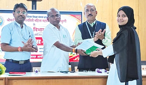 ಕಲಬುರಗಿಯ ವಿ.ಜಿ.ಮಹಿಳಾ ಮಹಾವಿದ್ಯಾಲಯದಲ್ಲಿ ಹಿಂದಿ ದಿವಸ್​ ಅಂಗವಾಗಿ ಮಂಗಳವಾರ ಆಯೋಜಿಸಿದ್ದ ವಿಶೇಷ ಉಪನ್ಯಾಸದಲ್ಲಿ ವಿವಿಧ ಸ್ಪರ್ಧೆ ವಿಜೇತರಿಗೆ ಬಹುಮಾನ ವಿತರಿಸಲಾಯಿತು. ಡಾ.ರಾಮಲಿಂಗ ಭೋಸ್ಲೆ, ಡಾ.ಬಿ.ಆರ್​.ಕೊಂಡ, ಡಾ.ಪ್ರೇಮಚಂದ ಚವ್ಹಾಣ್​ ಇದ್ದರು.