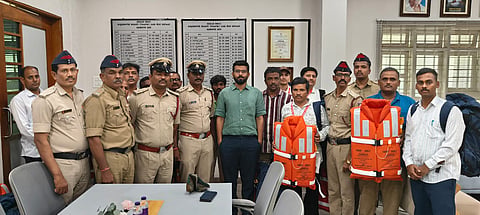 ಆಪದ್ ಮಿತ್ರ ಯೋಜನೆಯಡಿ 300 ಸ್ವಯಂಸೇವಕರಿಗೆ ರಕ್ಷಣಾ ಕಿಟ್ ವಿತರಿಸಿದ ಡಿಸಿ ಇಕ್ರಮ್ ಶರೀಫ್