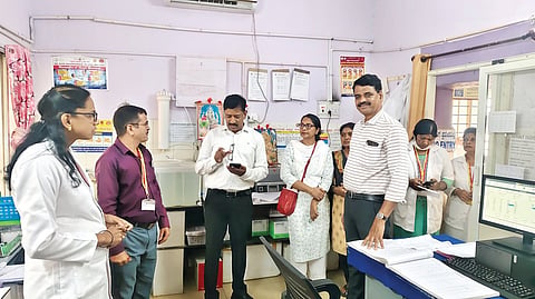 ಕಡೂರು ಸಾರ್ವಜನಿಕ ಆಸ್ಪತ್ರೆ ಪ್ರಯೋಗಾಲಯದ ಕೊಠಡಿಯಲ್ಲಿ ಸಿಬ್ಬಂದಿ ಕಾರ್ಯವೈಖರಿಯನ್ನು ಡಿಎಚ್‌ಒ ಡಾ. ಮಂಜುನಾಥ್  ಪರಿಶೀಲಿಸಿದರು. ಡಾ. ಉಮೇಶ್, ಡಾ. ಚಂದಾ, ರವಿನಾಯ್ಕ ಇತರರಿದ್ದರು. 