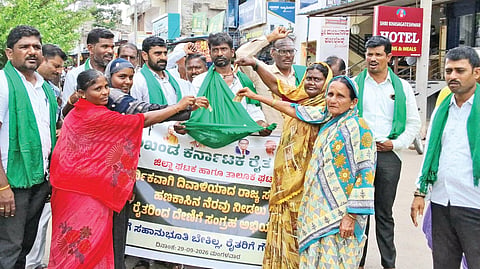 ಬರಗಾಲ ಪರಿಹಾರ ರಾಜ್ಯ ಸರ್ಕಾರ ರೈತರಿಗೆ 2500 ರೂ. ನೀಡಿದ್ದನ್ನು ಖಂಡಿಸಿ ರೈತ ಸಂಘದ ನೇತತ್ವದಲ್ಲಿ ತಾಳಿಕೋಟೆ ಪಟ್ಟಣದ ಪ್ರಮುಖ ರಸ್ತೆಗಳಲ್ಲಿ ಭೀಕ್ಷಾಟನೆಯ ಮೂಲಕ ಹಣ ಸಂಗ್ರಹಿಸುತ್ತಿರುವುದು. ಅರವಿಂದ ಕುಲಕರ್ಣಿ, ವಿಠ್ಠಲ ಬಿರಾದಾರ, ಬಾಲಪ್ಪಗೌಡ ಲಿಂಗದಳ್ಳಿ ಮತ್ತಿತರರಿದ್ದರು.
