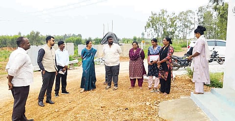 ಶಿಡ್ಲಟ್ಟ ತಾಲೂಕಿನ ಭಕ್ತರಹಳ್ಳಿ ಹಾಗೂ ಕುಂಭಿಗಾನಹಳ್ಳಿ ಗ್ರಾಪಂ ವ್ಯಾಪ್ತಿಯಲ್ಲಿ ಹಮ್ಮಿಕೊಂಡಿರುವ ವಿವಿಧ ಕಾಮಗಾರಿಗಳ ಸ್ಥಳಕ್ಕೆ ಜಿಪಂ ಸಿಇಒ ಡಾ.ವೈ.ನವೀನ್​ಭಟ್​ ಭೇಟಿ ನೀಡಿ ಪರಿಶೀಲಿಸಿದರು. ತಾಪಂ ಇಒ ಹೇಮಾವತಿ, ವಿಬಿ-ಜಿ-ರಾಮ್​-ಜಿ ಸಹಾಯಕ ನಿರ್ದೇಶಕ ಚಂದ್ರಪ್ಪ ಇದ್ದರು.