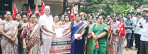 ಬಸವಕಲ್ಯಾಣದಲ್ಲಿ  ರಾಜ್ಯದ ಕಾರ್ಮಿಕ ವರ್ಗದ ಪ್ರಮುಖ ಬೇಡಿಕೆಗಳನ್ನು ಇತ್ಯರ್ಥಗೊಳಿಸಲು ಒತ್ತಾಯಿಸಿ ಸಿಐಟಿಯು ಸಂಘಟನೆಯಿಂದ ಪ್ರತಿಭಟನಾ ಮೆರವಣಿಗೆ ನಡೆಸಿ ಶಾಸಕ ಶರಣು ಸಲಗರ ಅವರಿಗೆ ಮನವಿಪತ್ರ ಸಲ್ಲಿಸಲಾಯಿತು.ಶ್ರೀದೇವಿ ಚಿವಡೆ, ಜಯಶ್ರೀ ಮೆಂಡೋಳೆ,ಪುಷ್ಪಾ ಮಜಗೆ, ರತ್ನಮ್ಮ ಘಾಳೆ ಇತರರಿದ್ದರು.