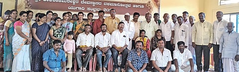 ಬೀಳಗಿ: ಕೇವಲ ಕುಲಕಸುಬಿಗೆ ಸೀಮಿತವಾಗದೆ ಸಮಾಜ ಬಾಂಧವರು ನಮ್ಮ ಮಕ್ಕಳಿಗೆ ಉನ್ನತ ಶಿಕ್ಷಣ ಕೊಡಿಸುವ ಮೂಲಕ ಸಮಾಜದ ಮುಖ್ಯವಾಹಿನಿಗೆ ತರಬೇಕು ಎಂದು ಉತ್ತರ ಕರ್ನಾಟಕದ ಮಡಿವಾಳ ಸಮಾಜದ ಕಾರ್ಯಧ್ಯಕ್ಷ ಸಾಯಬಣ್ಣಾ ಮಡಿವಾಳರ ಹೇಳಿದರು.

 ಪಟ್ಟಣದ ಕಾಳಿಕಾಕಮಠೇಶ್ವರ ದೇವಸ್ಥಾನದ ಸಭಾಭವನದಲ್ಲಿ ಸೋಮವಾರ ಹಮ್ಮಿಕೊಂಡಿದ್ದ ಮಡಿವಾಳ ಸಮಾಜದ ಪೂರ್ವಭಾವಿ ಸಭೆಯಲ್ಲಿ ಮಾತನಾಡಿದ ಅವರು, ರಾಜ್ಯದಲ್ಲಿ ಮಡಿವಾಳ ಸಮಾಜ ಸಾಮಾಜಿಕ ಆರ್ಥಿಕ ಶೈಕ್ಷಣಿಕ ರಾಜಕೀಯವಾಗಿ ಬಹಳ ಹಿಂದುಳಿದಿದ್ದು, ಇಂದಿನ ದಿನಮಾನಗಳಲ್ಲಿ ಮಡಿವಾಳ ಸಮಾಜವನ್ನು ಪರಿಶಿಷ್ಟ ಜಾತಿಗೆ ಸೇರಿಸಬೇಕು ಎಂದು ಆಗ್ರಹಿಸಿದರು.

  ಹಲವಾರು ಹೋರಾಟಗಳನ್ನು ಮಾಡಿದ್ದು ಸರ್ಕಾರಗಳು ತಮ್ಮ ಗಮನಕ್ಕೆ ಹರಿಸುತ್ತಿಲ್ಲ. ಆದ್ದರಿಂದ ನಾವೆಲ್ಲರೂ ಕೂಡ ಒಂದಾಗಿ ಒಗ್ಗಟ್ಟಾಗಿ ಹೋರಾಟ ಮಾಡಿದಾಗ ಮಾತ್ರ ನಮ್ಮ ಹಕ್ಕುಗಳನ್ನು ಪಡೆದುಕೊಳ್ಳಲು ಅನುಕೂಲವಾಗುತ್ತೆದೆ. ರಾಜ್ಯದ ತುಂಬಾ ಯುವ ಮತ್ತು ಮಹಿಳಾ ಸಂಘಟನೆ ಮಾಡಬೇಕಾಗಿದೆ. ನಂತರ ಮುಂದಿನ ದಿನಗಳಲ್ಲಿ ಜಿಲ್ಲಾ ಸಮಾವೇಶ ಮಾಡಲಾಗುತ್ತದೆ ಎಂದರು.

 ರಾಜ್ಯ ಉಪಾಧ್ಯಕ್ಷ ದುರ್ಗೇಶ ಮಡಿವಾಳರ ಮಾತನಾಡಿ, ಮಡಿವಾಳ ಸಮಾಜದ ಅಭಿವೃದ್ಧಿಗೆ ಮತ್ತು ಹಕ್ಕುಗಳ ಹೋರಾಟಕ್ಕೆ ಯುವಕರ ಪಾತ್ರ ಅತ್ಯಂತ ಪ್ರಮುಖವಾಗಿದೆ. ಪ್ರತಿಯೊಬ್ಬರೂ ಒಗ್ಗಟ್ಟಿನಿಂದ ಸಂಘಟನೆಯಲ್ಲಿ ಪಾಲ್ಗೊಳ್ಳಬೇಕು ಎಂದು ತಿಳಿಸಿದರು.

 ಮಹಿಳಾ ಜಿಲ್ಲಾಧ್ಯಕ್ಷ  ರಾಜೇಶ್ವರಿ ಮಡಿವಾಳರ ಹಾಗೂ ತಾಲೂಕುಧ್ಯಕ್ಷ ಹನುಮಂತ ಮಡಿವಾಳರ, ಜಿಲ್ಲಾ ಮಡಿವಾಳ ಸಮಾಜದ ಅಧ್ಯಕ್ಷರಾದ ಬಸವರಾಜ ಮಡಿವಾಳರ, ಮುಧೋಳ ತಾಲೂಕ ಮಹಿಳಾ ಅಧ್ಯಕ್ಷ ಮಂಜುಳಾ ಪರೀಟ, ತಾಲೂಕು ಮಹಿಳಾ ಅಧ್ಯಕ್ಷ ಸುಧಾ ಮಡಿವಾಳರ, ಕಾರ್ಯದರ್ಶಿ ಅನುಷಾ ಮಡಿವಾಳರ, ನಗರ ಘಟಕ ಅಧ್ಯಕ್ಷ ಸಂಗಮೇಶ ಮಡಿವಾಳರ ಇದ್ದರು.