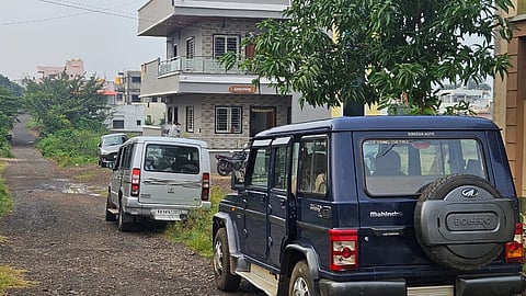 ನಿಪ್ಪಾಣಿ ತಹಶಿಲ್ದಾರರ ಸುರೇಶ ಮುಂಜೆ ಕಚೇರಿ,ಮನೆ ಲೋಕಾ ದಾಳಿ

ವಿಜಯವಾಣಿ ಸುದ್ದಿಜಾಲ: ಅಕ್ರಮ ಆಸ್ತಿ ಸಂಪಾದನೆ ಆರೋಪದ ಹಿನ್ನಲೆ ಲೋಕಾಯುಕ್ತ ಅಧಿಕಾರಿಗಳು ನಿಪ್ಪಾಣಿ ತಹಶೀಲ್ದಾರ ಸುರೇಶ್ ಮುಂಜೆ ಅವರ ಮನೆ ಹಾಗೂ ಕಚೇರಿ ಮೇಲೆ ಬುಧವಾರ ಬೆಳಗ್ಗೆ ದಾಳಿ ನಡೆಸಿ ಪರಿಶೀಲನೆ ನಡೆಸಿದ್ದಾರೆ.

ನಿಪ್ಪಾಣಿ ತಹಶಿಲ್ದಾರ ಆಗಿ ಕಾರ್ಯ ನಿರ್ವಹಿಸುತ್ತಿರುವ ಸುರೇಶ ಮುಂಜೆ  ಅವರ ನಿಪ್ಪಾಣಿ ಪಟ್ಟಣದ ಮನೆ, ಅಥಣಿ ಪಟ್ಟಣದ ಮನೆ ಹಾಗೂ ಮೂಡಲಗಿ ಪಟ್ಟಣದಲ್ಲಿರುವ ಅವರ  ಮಾವನ ಮನೆ ಮೇಲೂ  ಲೋಕಾಯುಕ್ತ ಅಧಿಕಾರಿಗಳು ಏಕ ಕಾಲಕ್ಕೆ ದಾಳಿ ನಡೆಸಿದ್ದು,ತಹಶಿಲ್ದಾರ ಸುರೇಶ ಮುಂಜೆ  ವಿರುದ್ಧ ಅಕ್ರಮ ಆಸ್ತಿಗಳಿಕೆ ಆರೋಪದಲ್ಲಿ ದೂರು ದಾಖಲಾಗಿರುವ ಹಿನ್ನೆಲೆಯಲ್ಲಿ ಈ ದಾಳಿ ನಡೆದಿದೆ.
