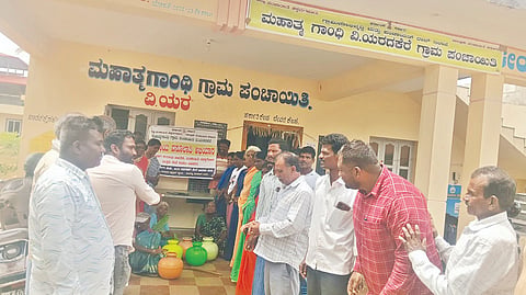 ಸಮರ್ಪಕ ನೀರು ಪೂರೈಕೆಗೆ ಒತ್ತಾಯಿಸಿ ಶಂಕರಾಪುರ ಗ್ರಾಮಸ್ಥರು ಗ್ರಾಪಂ ಎದುರು ಖಾಲಿ ಕೊಡ ಇಟ್ಟು ಪ್ರತಿಭಟನೆ ನಡೆಸಿದರು.