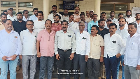 ಅಧಿಕಾರಿಗಳನ್ನು ತರಾಟೆಗೆ ತೆಗೆದುಕೊಂಡರು ಗುತ್ತಿಗೆದಾರರು

ವಿಜಯವಾಣಿ ಸುದ್ದಿಜಾಲ ಚಿಕ್ಕೋಡಿ: ಗ್ರಾಮೀಣ ಕುಡಿಯುವ ನೀರು ಮತ್ತು ನೈರ್ಮಲ್ಯ ಇಲಾಖೆ ಹಾಗೂ ಪಂಚಾಯಿತಿ ರಾಜ್ ಎಂಜಿನಿಯರಿಂಗ್ ಇಲಾಖೆಗಳಲ್ಲಿ ಬಾಕಿ ಉಳಿದಿರುವ ಕೋಟ್ಯಂತರ ರೂಪಾಯಿ ಕಾಮಗಾರಿ ಬಿಲ್ ಗಳನ್ನು ಕೂಡಲೇ ಪಾವತಿಸುವಂತೆ ಆಗ್ರಹಿಸಿ,ಚಿಕ್ಕೋಡಿ ಜಿಲ್ಲಾ ಗುತ್ತಿಗೆದಾರರು ಬುಧವಾರ ಅಧಿಕಾರಿಗಳನ್ನು ತರಾಟೆಗೆ ತೆಗೆದುಕೊಂಡಿರುವ ಘಟನೆ ನಡೆದಿದೆ.

ಗ್ರಾಮೀಣ ಕುಡಿಯುವ ನೀರು ಮತ್ತು ನೈರ್ಮಲ್ಯ ಇಲಾಖೆ ಹಾಗೂ ಪಂಚಾಯಿತಿ ರಾಜ್ ಎಂಜಿನಿಯರಿಂಗ್ ಇಲಾಖೆ ಕಚೇರಿಗೆ ಭೇಟಿ ನೀಡಿ ಅಧಿಕಾರಿಗಳ ಜತೆ ಸಭೆ ನಡೆಸಿದ  ಗುತ್ತಿಗೆದಾರರು ಬಾಕಿ ಬಿಲ್ ಪಾವತಿಸಲು ವಿಳಂಬ ಮಾಡುತ್ತಿರುವುದೇಕೆ ಎಂದು ಪ್ರಶ್ನಿಸಿದ್ದಾರೆ. ಕಾಮಗಾರಿಗಳ ಬಿಲ್ ಪಾವತಿಗಾಗಿ ಸಂಬಂಧಿಸಿದ ಅಧಿಕಾರಿಗಳು ಸರ್ಕಾರಕ್ಕೆ ಸರಿಯಾದ ಸಮಯಕ್ಕೆ ಪತ್ರ ವ್ಯವಹಾರ ನಡೆಸುತ್ತಿಲ್ಲ ಎಂದು ಆರೋಪಿಸಿದರು.

ಪಂಚಾಯತ್ ರಾಜ್ ಇಂಜಿನಿಯರಿಂಗ್ ಇಲಾಖೆಯಲ್ಲಿ ಸುಮಾರು 40 ಕೋಟಿ ಹಾಗೂ ಗ್ರಾಮೀಣ ಕುಡಿಯುವ ನೀರು ಮತ್ತು ನೈರ್ಮಲ್ಯ ಇಲಾಖೆಯಲ್ಲಿ ಸುಮಾರು 200 ಕೋಟಿ ರೂಪಾಯಿ ಬಿಲ್ ಬಾಕಿ ಉಳಿದಿದೆ. ಸರಿಯಾದ ಯೋಜನಾ ವರದಿಸಿದ್ದಪಡಿಸದೇ ಕಾಮಗಾರಿ ಕೈಗೊಂಡ ಬಳಿಕ ಉಂಟಾಗುವ ಲೋಪಗಳಿಗೆ ಗುತ್ತಿಗೆದಾರರನ್ನೆ ಹೊಣೆಗಾರರನ್ನಾಗಿ ಮಾಡಲಾಗುತ್ತಿದೆ. ಇದರಿಂದ ಮಾನಸಿಕ ಮಾನಸಿಕ ಒತ್ತಡ ಉಂಟಾಗುತ್ತಿದೆ ಎಂದು ಅಸಮಾಧಾನ ವ್ಯಕ್ತಪಡಿಸಿದರು.

 ಚಂದ್ರಕಾಂತ ಜೋನೆ ಇತರರಿದ್ದರು.