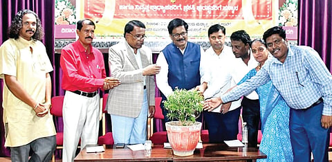 ಗುಲ್ಬರ್ಗ ವಿವಿಯಲ್ಲಿ ಪದವಿ ಕಾಲೇಜು ಕನ್ನಡ ಅಧ್ಯಾಪಕರ ನೂತನ ಸಂಕ್ಕೆ ಕುಲಪತಿ ಪ್ರೊ.ಶಶಿಕಾಂತ ಉಡಿಕೇರಿ ಮಂಗಳವಾರ ಚಾಲನೆ ನೀಡಿದರು. ಪ್ರೊ.ಎಚ್​.ಟಿ.ಪೋತೆ, ಪ್ರೊ.ವಿಕ್ರಮ ವಿಸಾಜಿ, ಡಾ.ಚಿತ್ಕಳಾ ಮಠಪತಿ, ಡಾ.ಅನ್ನಪೂರ್ಣ ಪಾಟೀಲ್​, ಡಾ.ಶ್ರೀಶೈಲ್​ ನಾಗರಾಳ, ಡಾ.ಸುರೇಂದ್ರ ಕೆರಮಗಿ, ಡಾ.ಅಮೃತಾ ಕಟಕೆ ಇತರರಿದ್ದರು.