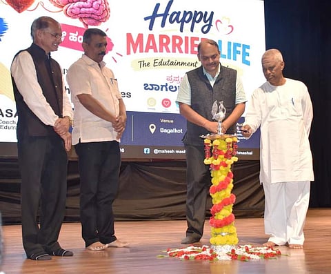 ಬಾಗಲಕೋಟೆ : ದಾಂಪತ್ಯ ಜೀವನದಲ್ಲಿ ಪರಸ್ಪರ ಅರ್ಥೈಸಿಕೊಳ್ಳುವುದು, ಮುಕ್ತವಾಗಿ ಸಂವಹನ ನಡೆಸುವುದು ಹಾಗೂ ಒಬ್ಬರ ಭಾವನೆಗಳನ್ನು ಮತ್ತೊಬ್ಬರು ಗೌರವಿಸುವುದರಿಂದ ಕುಟುಂಬದಲ್ಲಿ ಸಂತಸ ಮತ್ತು ನೆಮ್ಮದಿ ನೆಲೆಸಲು ಸಾಧ್ಯ. ದಾಂಪತ್ಯ ಜೀವನದ ಸಂತಸಕ್ಕೆ ಸಂವಾದವೇ ಬುನಾದಿ ಎಂದು ವಿಸ್ತಾರ ಜಿಂದಗಿಯ ಮಹೇಶ ಮಾಶ್ಯಾಳ ಹೇಳಿದರು.

 ಬಿವಿವಿ ಸಂಘದ ಬಿಪ್ಸ್ ಶಾಲೆ ಹಾಗೂ ವಿಸ್ತಾರ ಜಿಂದಗಿ ವತಿಯಿಂದ ಈಚೆಗೆ ಬಿಇಸಿ ಸಭಾಂಗಣದಲ್ಲಿ ದಂಪತಿಗಾಗಿ ಪ್ರಥಮ ಬಾರಿಗೆ ಆಯೋಜಿಸಿದ್ದ ‘ನಾ ಹಿಂಗೆ, ನೀ ಹಂಗೆ’ ವಿಶೇಷ ಕಾರ್ಯಕ್ರಮದಲ್ಲಿ ಅವರು ಮಾತನಾಡಿದರು.

 ಸಮಯ ಪಾಲನೆ, ಪರಸ್ಪರ ಗೌರವ ಹಾಗೂ ನಿರಂತರ ಸಂವಾದದ ಮೂಲಕ ಕೌಟುಂಬಿಕ ಕರ್ತವ್ಯಗಳನ್ನು ಅರಿತು ಸಮೃದ್ಧ ಜೀವನ ನಡೆಸಬೇಕು. ತಂದೆ-ತಾಯಿ, ಮಕ್ಕಳು ಹಾಗೂ ಹಿರಿಯರ ನಡುವಿನ ಕುಟುಂಬ ಸಂಬಂಧಗಳ ಗಟ್ಟಿತನವನ್ನು ಕಾಪಾಡಿಕೊಳ್ಳುವುದು ಅಗತ್ಯ. ಹಿಂದಿನ ಪೀಳಿಗೆ ಹಾಗೂ ಮುಂದಿನ ಪೀಳಿಗೆಯ ನಡುವೆ ಪರಸ್ಪರ ಅರಿವು ಮತ್ತು ಉತ್ತಮ ಸಂವಹನ ಇರಬೇಕು ಎಂದು ಹೇಳಿದರು.

 ಕಾರ್ಯಕ್ರಮ ಉದ್ಘಾಟಿಸಿದ ಸಂಘದ ಕಾರ್ಯಾಧ್ಯಕ್ಷ ವೀರಣ್ಣ ಚರಂತಿಮಠ, ಅವಿಭಕ್ತ ಕುಟುಂಬ ಭಾರತೀಯ ಪರಂಪರೆಯ ಪ್ರಮುಖ ಭಾಗವಾಗಿದೆ. ಪರಸ್ಪರರನ್ನು ಅರ್ಥೈಸಿಕೊಂಡು ಹೊಂದಾಣಿಕೆಯಿಂದ ಬದುಕುವ ಮೂಲಕ ಕುಟುಂಬ ವ್ಯವಸ್ಥೆಯನ್ನು ರಕ್ಷಿಸುವುದು ನಮ್ಮೆಲ್ಲರ ಕರ್ತವ್ಯವಾಗಿದೆ ಎಂದರು.

 ಶಾಲಾ ಆಡಳಿತ ಮಂಡಳಿ ಕಾರ್ಯಾಧ್ಯಕ್ಷ ಮಹಾಂತೇಶ ಶೆಟ್ಟರ, ಬಿಪ್ಸ್ ಶಾಲೆಯ ನಿರ್ದೇಶಕ ಸುರೇಶ ಹೆಗಡೆ, ಪ್ರಾಚಾರ್ಯ ಮಂಗಳಾದೇವಿ ಹೆಗಡೆ ಇತರರಿದ್ದರು.