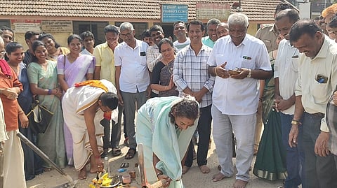 ಕಳಸ-ಹೊರನಾಡು ರಸ್ತೆಯ ಕಾಮಗಾರಿಗೆ ಶಾಸಕಿ ನಯನಾ ಮೋಟಮ್ಮ ಗುದ್ದಲಿಪೂಜೆ ನೆರವೇರಿಸಿದರು. ಶ್ರೇಣಿಕ್, ಕೆ.ಆರ್.ಪ್ರಭಾಕರ್, ಪ್ರೇಮಾ ಇತರರಿದ್ದರು.