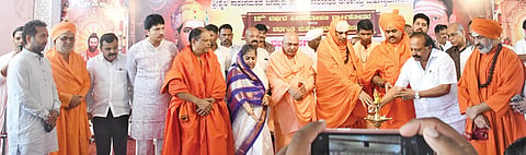 ಕಲಬುರಗಿ ಸುಲಫಲ ಮಠದಲ್ಲಿ ಮಂಗಳವಾರ ಏರ್ಪಡಿಸಿದ್ದ ಶ್ರೀಶೈಲ ಸಾರಂಗಮಠದ ಜಗದ್ಗುರು ಶ್ರೀ ಡಾ.ಸಾರಂಗಧರ ದೇಶಿಕೇಂದ್ರ ಮಹಾಸ್ವಾಮೀಜಿ ಪೀಠಾರೋಹಣದ 12ನೇ ವಾರ್ಷಿಕೋತ್ಸವ, 60ನೇ ವರ್ಧಂತಿ ಮಹೋತ್ಸವವನ್ನು ವಿಧಾನ ಪರಿಷತ್​ ಸದಸ್ಯ ಡಾ.ಬಿ.ಜಿ.ಪಾಟೀಲ್​ ಉದ್ಘಾಟಿಸಿದರು. ಸುತ್ತೂರು ಶ್ರೀ ಶಿವರಾತ್ರಿ ದೇಶಿಕೇಂದ್ರ ಸ್ವಾಮೀಜಿ, ನಿಡುಮಾಮಿಡಿ ಸ್ವಾಮೀಜಿ, ಶ್ರೀ ಡಾ.ಮುರುರಾಜೇಂದ್ರ ಸ್ವಾಮೀಜಿ, ಮಾತೋಶ್ರೀ ಡಾ.ದಾಕ್ಷಾಯಿಣಿ ಅಪ್ಪ  ಬಿಜೆಪಿ ಮಹಾನಗರ ಜಿಲ್ಲಾಧ್ಯಕ್ಷ ಚಂದು ಪಾಟೀಲ್​, ಮಾಜಿ ಶಾಸಕ ದತ್ತಾತ್ರೇಯ ಪಾಟೀಲ್​ ರೇವೂರ, ಶಿವಕಾಂತ ಮಹಾಜನ್​ ಇತರರಿದ್ದರು.