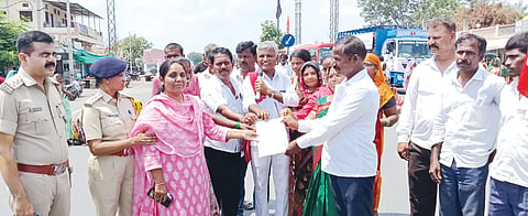 ವಿಬಿ&ಜಿ ರಾಮ್​ ಜಿ ಯೋಜನೆಯಡಿ ಕೆಲಸ ಮಾಡಿದ ಕೂಲಿಕಾರರಿಗೆ ವೇತನ ಬಿಡುಗಡೆ ಮಾಡಬೇಕು, ಅಕ್ರಮ ಮದ್ಯ ಮಾರಾಟ ತಡೆಯಬೇಕು ಎಂಬುದು ಸೇರಿ ವಿವಿಧ ಬೇಡಿಕೆ ಈಡೇರಿಕೆಗೆ ಒತ್ತಾಯಿಸಿ ಭಂಕೂರ ಕ್ರಾಸ್​ ಬಳಿ ಕರ್ನಾಟಕ ಪ್ರಾಂತ ರೈತ ಸಂದಿಂದ ಪ್ರತಿಭಟನೆ ನಡೆಸಿ ತಹಸೀಲ್ದಾರ್​ಗೆ ಮನವಿಪತ್ರ ಸಲ್ಲಿಸಲಾಯಿತು. ಶರಣಬಸಪ್ಪ ಮಮಶೆಟ್ಟಿ, ೇಮಲಿಂಗ ನರೋಣಾ, ಸಿದ್ದಮ್ಮ ದೇವನ್​, ಸಾವಿತ್ರಿ ಮಾಲಗತ್ತಿ ಇತರರಿದ್ದರು.