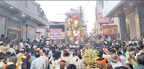 ರಬಕವಿ-ಬನಹಟ್ಟಿ: ಬನಹಟ್ಟಿ ನಗರದ ಆರಾಧ್ಯ ದೇವ ಕಾಡಸಿದ್ದೇಶ್ವರ ಜಾತ್ರಾ ಮಹೋತ್ಸವದ ಅಂಗವಾಗಿ ಮಂಗಳವಾರ ರಾತ್ರಿ ರಥೋತ್ಸವವು ಅಪಾರ ಭಕ್ತರ ಸಮ್ಮುಖದಲ್ಲಿ ಅದ್ದೂರಿ ಹಾಗೂ ವಿಜೃಂಭಣೆಯಿಂದ ಜರುಗಿತು.

 ಜಾತ್ರಾ ಮಹೋತ್ಸವದ ಅಂಗವಾಗಿ ಮಂಗಳವಾರ ಬೆಳಗಿನ ಜಾವ ಕಾಡಸಿದ್ಧೇಶ್ವರ ದೇವಸ್ಥಾನದಲ್ಲಿ ದೇವರಿಗೆ ವಿಶೇಷ ಬುತ್ತಿ ಪೂಜೆ ಹಾಗೂ ಅಭಿಷೇಕ ಸೇರಿ ವಿವಿಧ ಧಾರ್ಮಿಕ ಪೂಜಾ ವಿಧಿವಿಧಾನಗಳು ನೆರವೇರಿದವು. ಬಳಿಕ ದೇವಸ್ಥಾನದಲ್ಲಿ ಸಕಲ ವಾದ್ಯಮೇಳಗಳೊಂದಿಗೆ ರಥೋತ್ಸವದ ಪೂಜಾ ಕಾರ್ಯಕ್ರಮಗಳು ಸಂಪ್ರದಾಯಬದ್ಧವಾಗಿ ಜರುಗಿದವು.

 ಸಂಜೆಯ ವೇಳೆಗೆ ದೇವಸ್ಥಾನದ ಸುತ್ತಮುತ್ತ ಹಾಗೂ ರಥ ಸಾಗುವ ಮಾರ್ಗದಲ್ಲಿ ಭಕ್ತರ ಸಂಭ್ರಮ ಕಳೆಗಟ್ಟಿತ್ತು. ರಾತ್ರಿ 8 ಗಂಟೆಗೆ ವಿಶೇಷ ಪೂಜಾ ವಿಧಿವಿಧಾನಗಳ ಬಳಿಕ ರಥೋತ್ಸವಕ್ಕೆ ಚಾಲನೆ ನೀಡಲಾಯಿತು. ಸಾವಿರಾರು ಭಕ್ತರು ರಥದ ಹಗ್ಗವನ್ನು ಎಳೆದು ಕಾಡಸಿದ್ದೇಶ್ವರನಿಗೆ ಭಕ್ತಿ ಸಮರ್ಪಿಸಿದರು.

 ಇದಕ್ಕೂ ಪೂರ್ವದಲ್ಲಿ ಅಪಾರ ಪ್ರಮಾಣದ ಪಟಾಕಿ ಸಿಡಿಸಿ ಭಕ್ತರು ಸಂಭ್ರಮಿಸಿದರು. ವಿವಿಧ ವಾದ್ಯಮೇಳಗಳು ಮೊಳಗಿದವು. ಭಕ್ತರು ಜಯಘೋಷಗಳನ್ನು ಕೂಗುತ್ತಾ, ಹೂವು ಹಾಗೂ ಕಾಯಿ-ಕರ್ಪೂರ ಅರ್ಪಿಸಿ ದೇವರ ದರ್ಶನ ಪಡೆದರು. ಜಾತ್ರಾ ಮಹೋತ್ಸವದ ಹಿನ್ನೆಲೆಯಲ್ಲಿ ನಗರದಾದ್ಯಂತ ಹಬ್ಬದ ವಾತಾವರಣ ನಿರ್ಮಾಣವಾಗಿತ್ತು.

 ಸುತ್ತಮುತ್ತಲಿನ ಗ್ರಾಮಗಳು ಸೇರಿ ವಿವಿಧೆಡೆಯಿಂದ ಅಪಾರ ಸಂಖ್ಯೆಯಲ್ಲಿ ಭಕ್ತರು ಪಾಲ್ಗೊಂಡಿದ್ದರು. ದೇವಸ್ಥಾನ ಹಾಗೂ ರಥೋತ್ಸವದ ಮಾರ್ಗದಲ್ಲಿ ಭಕ್ತರ ಅನುಕೂಲಕ್ಕಾಗಿ ಅಗತ್ಯ ವ್ಯವಸ್ಥೆಗಳನ್ನು ಕಲ್ಪಿಸಲಾಗಿತ್ತು. ಕಾಡಸಿದ್ಧೇಶ್ವರನ ರಥೋತ್ಸವ ಭಕ್ತಿಭಾವ ಮತ್ತು ಸಂಭ್ರಮದಿಂದ ಸಂಪನ್ನಗೊಂಡಿತು.