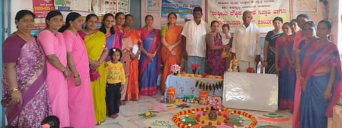 ಸಿಂಗಟಗೆರೆ ಸಮೀಪದ ಎಸ್.ಡಿ.ಕೊಪ್ಪಲು ಗ್ರಾಮದಲ್ಲಿ ಹಮ್ಮಿಕೊಂಡಿದ್ದ ರಾಷ್ಟ್ರೀಯ ಪೌಷ್ಠಿಕ ಆಹಾರ ಸಪ್ತಾಹ ಕಾರ್ಯಕ್ರಮವನ್ನು ಗುಜ್ಜೇನಹಳ್ಳಿ ತಿಪ್ಪೇಶಪ್ಪ ಉದ್ಘಾಟಿಸಿದರು. ಪಾರ್ವತಮ್ಮ, ಕೆ.ಎನ್.ಸವಿತಾ, ಬಿ.ಪಿ.ಸುನಂದಾ, ಎಸ್.ಬಿ.ಕಾಟತಮ್ಮ, ಸುಶೀಲ, ಪವಿತ್ರಾ, ಗೀತಾದೇವಿ ಇತರರಿದ್ದರು.