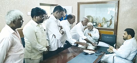  ಹುಮನಾಬಾದ್​ ತಾಲೂಕಿನ ಬೇನಚಿಂಚೋಳಿ ಗ್ರಾಮದ ರೈತರ ಹೊಲಗಳಿಗೆ ಸಮರ್ಪಕ ವಿದ್ಯುತ್​ ಪೂರೈಕೆ ಹಾಗೂ ತುಕಾರಾಮ ಮಹಾರಾಜರ ಮಠಕ್ಕೆ ತೆರಳಲು ರಸ್ತೆ ವ್ಯವಸ್ಥೆ ಕಲ್ಪಿಸುವಂತೆ ಆಗ್ರಹಿಸಿ ಗ್ರಾಮಸ್ಥರು ಹುಮನಾಬಾದ್​ನಲ್ಲಿ ಮಂಗಳವಾರ ಮಾಜಿ ಸಚಿವ ರಾಜಶೇಖರ ಪಾಟೀಲ್​ ಅವರಿಗೆ ಮನವಿ ಸಲ್ಲಿಸಿದರು. ಮಂಜುನಾಥ ಖೇರೋಜಿ, ಬಳಿರಾಮ ಜಮಾದಾರ, ಪುಂಡಲೀಕ ಭಂಡಾರಿ, ಶಿವಶರಣ ಕಟ್ಟಿಮನಿ ಇತರರಿದ್ದರು.
