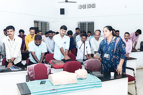  ವಿಶ್ವ ಹೃದಯ ದಿನದ ಅಂಗವಾಗಿ ತುಂಬೆ ಫಾದರ್ ಮುಲ್ಲರ್ ಆಸ್ಪತ್ರೆ ವತಿಯಿಂದ ತಾಪಂ ಕಚೇರಿಯ ಸಿಬ್ಬಂದಿಗಾಗಿ ಸಿಪಿಆರ್ ಮತ್ತು ಪ್ರಥಮ ಚಿಕಿತ್ಸಾ ತರಬೇತಿ ಕಾರ್ಯಕ್ರಮ ನಡೆಯಿತು. ಸಿಲ್ವಿಯಾ ನಿಶಾ ಲೋಬೋ, ಜಾನೆಟ್ ಸಿಕ್ವೇರಾ, ಸುಷ್ಮಾ ಮೊದಲಾದವರಿದ್ದರು.