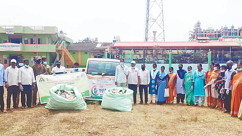 ಬೆಟ್ಟದಪುರ ಗ್ರಾಮ ಪಂಚಾಯಿತಿ ಆವರಣದಲ್ಲಿ ಏಕ್ ದಿನ್, ಏಕ್ ಘಂಟಾ, ಏಕ್ ಸಾಥ್ ಚಟುವಟಿಕೆಯ ಅಂಗವಾಗಿ ತಾಲೂಕು ಮಟ್ಟದ ಶ್ರಮದಾನ ಹಾಗೂ ಜಾಥಾ ಕಾರ್ಯಕ್ರಮ ನಡೆಯಿತು.