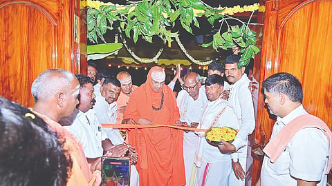 ಗುಂಡ್ಲುಪೇಟೆ ತಾಲೂಕಿನ ದೇಪಾಪುರ ಗ್ರಾಮದ ಗುರುಮಲ್ಲೇಶ್ವರ ಮಠದಲ್ಲಿ ನಿರ್ಮಿಸಿದ ದಾಸೋಹಭವನವನ್ನು ಸುತ್ತೂರು ಮಠದ ಶಿವರಾತ್ರಿ ದೇಶಿಕೇಂದ್ರಸ್ವಾಮೀಜಿ ಉದ್ಘಾಟಿಸಿದರು. ಬಸವಣ್ಣಸ್ವಾಮೀಜಿ, ಡಿ.ಎಸ್.ಸಿದ್ದಪ್ಪ, ಟಿ.ಸಿ.ಬಸಪ್ಪದೇವರು, ಅಭಿಷೇಕ್ ಗುಡಿಮನೆ ಇದ್ದರು.