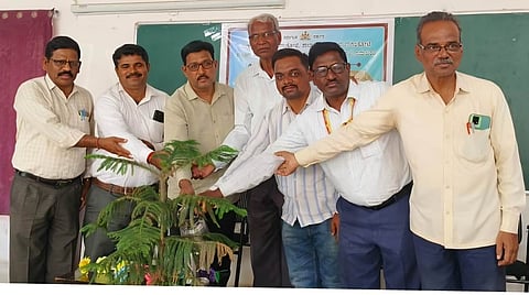 ಜಮಖಂಡಿ : ವಿದ್ಯಾರ್ಥಿಗಳಲ್ಲಿ ಪ್ರಜಾಪ್ರಭುತ್ವ ಮೌಲ್ಯಗಳು ಹಾಗೂ ಸಂಸದೀಯ ಕಾರ್ಯವೈಖರಿ ಕುರಿತು ಅರಿವು ಮೂಡಿಸುವ ಉದ್ದೇಶದಿಂದ ತಾಲೂಕು ಮಟ್ಟದ ಯುವ ಸಂಸತ್ತು ಸ್ಪರ್ಧೆ ಸಹಕಾರಿಯಾಗಿದೆ ಎಂದು ಪ್ರಾಚಾರ್ಯ ಡಾ. ಟಿ.ಪಿ. ಗಿರಡ್ಡಿ ಹೇಳಿದರು.

 ನಗರದ ಬಸವ ಜ್ಯೋತಿ ಆಂಗ್ಲ ಮಾಧ್ಯಮ ಪ್ರೌಢಶಾಲೆಯಲ್ಲಿ ಜಿಲ್ಲಾ ಪಂಚಾಯಿತಿ, ಶಾಲಾ ಶಿಕ್ಷಣ ಇಲಾಖೆ ಬಾಗಲಕೋಟೆ, ತಾಲೂಕು ಪಂಚಾಯಿತಿ, ಶಾಲಾ ಶಿಕ್ಷಣ ಇಲಾಖೆ ಜಮಖಂಡಿ ಅವುಗಳ ಆಶ್ರಯದಲ್ಲಿ ಪ್ರೌಢಶಾಲಾ ಮಕ್ಕಳಿಗಾಗಿ ಸೋಮವಾರ ಆಯೋಜಿಸಿದ್ದ ತಾಲೂಕು ಮಟ್ಟದ ಯುವ ಸಂಸತ್ತು  ಸ್ಪರ್ಧೆಯನ್ನು ಉದ್ಘಾಟಿಸಿ ಅವರು ಮಾತನಾಡಿದರು.

 ಯುವ ಸಂಸತ್ತು ಸ್ಪರ್ಧೆಯ ಮೂಲಕ ಸಭಾಧ್ಯಕ್ಷರು, ಸಭಾಪತಿ, ಮುಖ್ಯಮಂತ್ರಿ, ವಿರೋಧ ಪಕ್ಷದ ನಾಯಕರು, ಸಚಿವರು ಹಾಗೂ ಮಾರ್ಷಲ್‌ಗಳ ಜವಾಬ್ದಾರಿಗಳ ಕುರಿತು ವಿದ್ಯಾರ್ಥಿಗಳಿಗೆ ಪ್ರಾಯೋಗಿಕ ಅರಿವು ಮೂಡಿಸಲಾಗುತ್ತದೆ. ಪ್ರಶ್ನೋತ್ತರ ಅವಧಿ, ಶೂನ್ಯ ವೇಳೆ ಮತ್ತು ಮಸೂದೆ ಮಂಡನೆ ಸೇರಿ ಸಂಸದೀಯ ಕಲಾಪಗಳ ಪರಿಚಯವೂ ದೊರೆಯಲಿದೆ ಎಂದು ಗಿರಡ್ಡಿ ಹೇಳಿದರು.

 ಜಿ.ಜಿ.ಪ.ಪೂ. ಕಾಲೇಜಿನ ಉಪ ಪ್ರಾಂಶುಪಾಲ ಮಹಾಂತೇಶ ನರನಗೌಡ್ರ, ಪ್ರೌಢಶಾಲಾ ಸಹ ಶಿಕ್ಷಕರ ಸಂಘದ ತಾಲೂಕು ಘಟಕದ ಅಧ್ಯಕ್ಷ ನರಸಿಂಹ ಕಲ್ಲೋಳ್ಳಿ, ಅನುದಾನಿತ ಪ್ರೌಢಶಾಲಾ ಶಿಕ್ಷಕರ ಸಂಘದ ತಾಲೂಕು ಘಟಕದ ಅಧ್ಯಕ್ಷ ಎಸ್.ಕೆ. ಕರಡಿ, ಶಿಕ್ಷಕ ಸುಖದೇವ ಬಿದರಿ, ಮುಖ್ಯ ಶಿಕ್ಷಕ ಪಿ.ಐ. ಹೊಸಮಠ ಇದ್ದರು.

  ಶ್ರಾವಣಿ ಹಿರೇಮಠ ಪ್ರಾರ್ಥನೆ ಗೀತೆ ಹಾಡಿದರು. ಶಿಕ್ಷಕಿ ಅಶ್ವಿನಿ ಖಟಾವಕರ ಸ್ವಾಗತಿಸಿದರು. ಶಿಕ್ಷಣ ಸಂಯೋಜಕ ಮಹಾಂತೇಶ ಚವಾಣ್ ಪ್ರಾಸ್ತಾವಿಕವಾಗಿ ಮಾತನಾಡಿದರು. ಶಿಕ್ಷಕ ಸಂಗಮೇಶ ಪಾಟೀಲ ನಿರೂಪಿಸಿದರು.