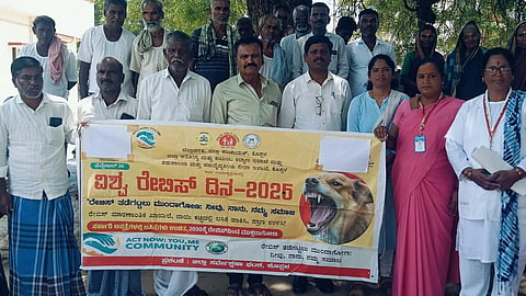 ಕರಮುಡಿ ಗ್ರಾಮದಲ್ಲಿ ವಿಶ್ವ ರೇಬಿಸ್ ದಿನಾಚರಣೆ ಅಂಗವಾಗಿ ಹಮ್ಮಿಕೊಂಡಿದ್ದ ಜಾಗೃತಿ ಕಾರ್ಯಕ್ರಮದಲ್ಲಿ ಡಾ.ವಿದ್ಯಾ ನಾಗರಡ್ಡಿ ಮಾತನಾಡಿದರು.  