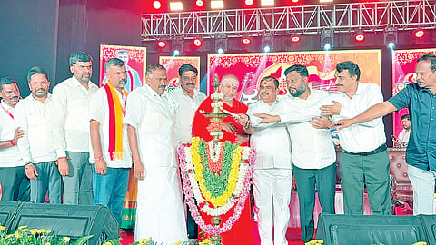 ಹಾಸನ ನಗರದ ಹಾಸನಾಂಬ ಕಲಾಕ್ಷೇತ್ರದಲ್ಲಿ ಕರ್ನಾಟಕ ರಕ್ಷಣಾ ವೇದಿಕೆಯಿಂದ ಆಯೋಜಿಸಿದ್ದ ಕನ್ನಡ ಗಾನ ವೈಭವ ಹಾಗೂ ಸಾಧಕರಿಗೆ ಕರ್ನಾಟಕ ಸಾರ್ವಭೌಮ ಪ್ರಶಸ್ತಿ ಪ್ರದಾನ ಕಾರ್ಯಕ್ರಮವನ್ನು ಗಣ್ಯರು ಉದ್ಘಾಟಿಸಿದರು. ಜಿಲ್ಲಾ ಉಸ್ತುವಾರಿ ಸಚಿವ ಕೆ.ಎಂ.ಶಿವಲಿಂಗೇಗೌಡ, ಶಾಸಕ ಎಚ್.ಪಿ.ಸ್ವರೂಪ್, ಟಿ.ಎ.ನಾರಾಯಣಗೌಡ, ಎಚ್.ಬಿ. ಮದನ್‌ಗೌಡ, ಜೆ.ಆರ್.ಕೆಂಚೇಗೌಡ, ಕೆ.ಆರ್.ಲಕ್ಷ್ಮೀಕಾಂತ್, ಡಾ.ಅಬ್ದುಲ್ ಬಶೀರ್ ಇತರರಿದ್ದರು.