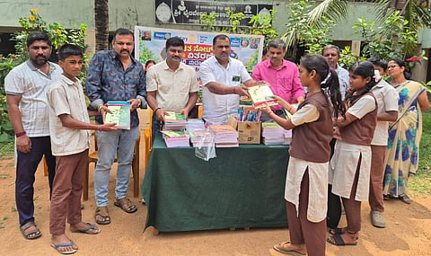 ಮದ್ದೂರು ತಾಲೂಕಿನ ಕದಲೂರು ಗ್ರಾಮದ ಶ್ರೀ ಭೈರವೇಶ್ವರ ಪ್ರೌಢಶಾಲೆಯ ವಿದ್ಯಾರ್ಥಿಗಳಿಗೆ ರೋಟರಿ ಸಂಸ್ಥೆ ವತಿಯಿಂದ ಉಚಿತವಾಗಿ ನೋಟ್‌ಬುಕ್ ಹಾಗೂ ಶುಚಿ ಕಿಟ್ ಸಾಮಗ್ರಿಗಳನ್ನು ವಿತರಿಸಲಾಯಿತು. ಕದಲೂರು ಲೋಕೇಶ್, ಪ್ರವೀಣ್, ಚನ್ನಂಕೇಗೌಡ, ಮಧುಕುಮಾರ್, ವಿಜಯ್ ಇದ್ದರು.

